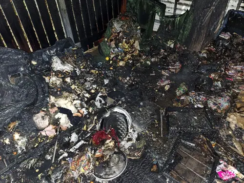 Brand: Brennende Müllcontainer in Unterstand