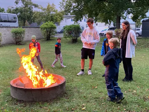 Brandheiße Lernstunde bei der Kinderfeuerwehr Ölper: Junge Brandschützer erleben Feuer hautnah